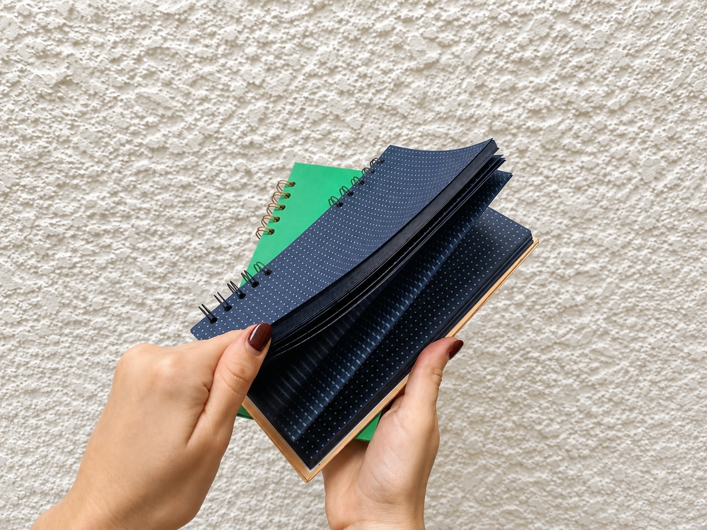 Cuaderno en cartulina negra y puntos