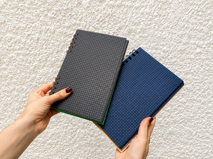 Cuaderno en cartulina negra y puntos