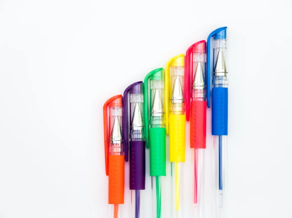 Bolígrafos de diversos colores.