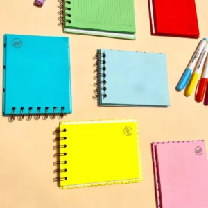 Nuestra agenda mini es la compañera perfecta para tu día a día. Con hojas internas de colores, podrás tomar notas diarias, apuntar tareas y llevarla contigo en el bolso. Su diseño argollado y de pasadura te permite acceder fácilmente a todas tus anotaciones. ¡Organízate con estilo y mantén tus ideas en orden con nuestra agenda mini de colores!