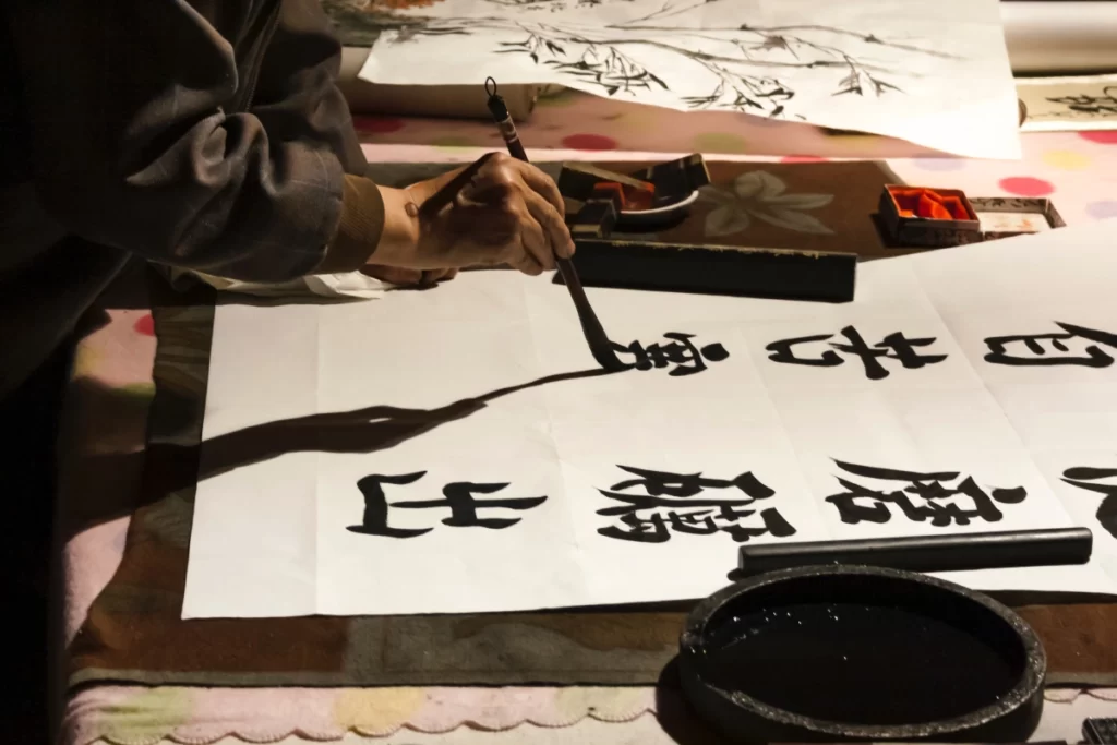 Trazado de caligrafía china e implementos.